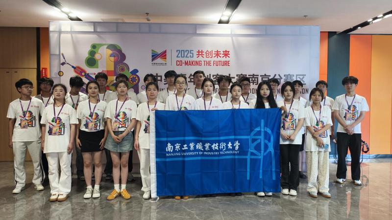 我校在2025年中美青年创客大...